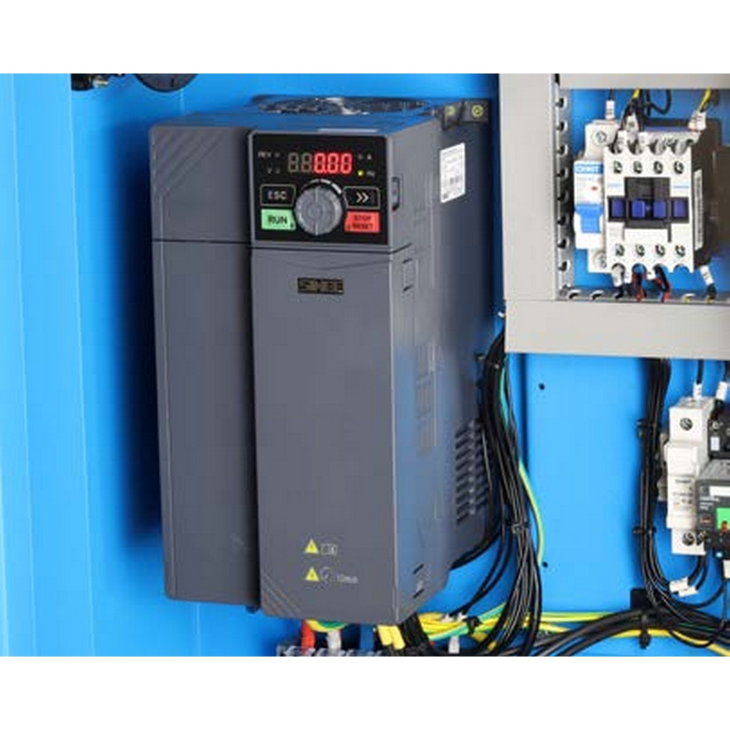 Senator CM15 Rotary Screw Air Compressor – 15.0kW/20HP 450L 8/10 bar – 45-87CFM/1274-2464LPM – Tank Mount Senator CM15 Rotary Screw Air Compressor – 15.0kW/20HP 450L 8/10 bar – 45-87CFM/1274-2464LPM – Tank Mount